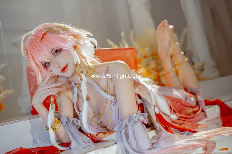 《鸣潮》长离cosplay展示-夏日风情再现