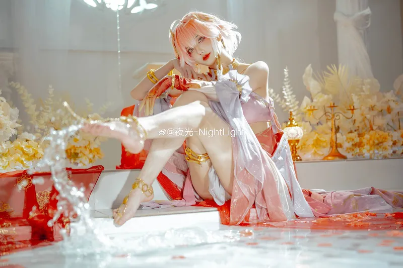 《鸣潮》长离cosplay展示