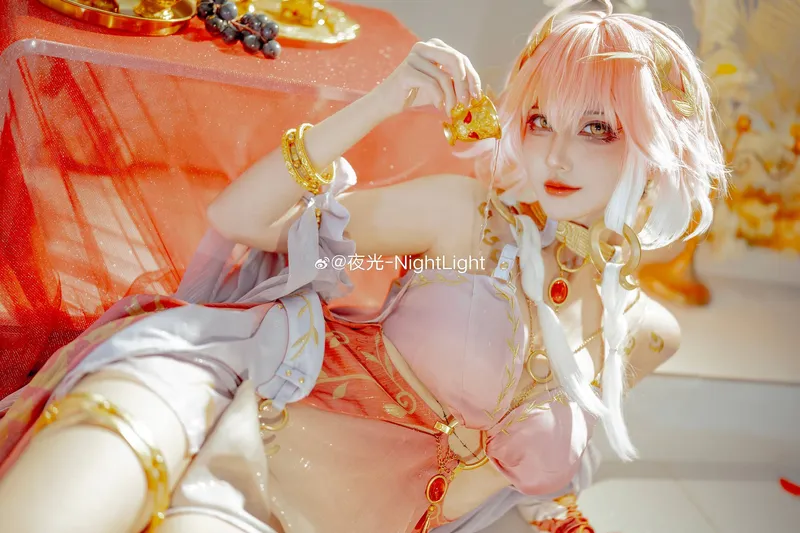 《鸣潮》长离cosplay展示