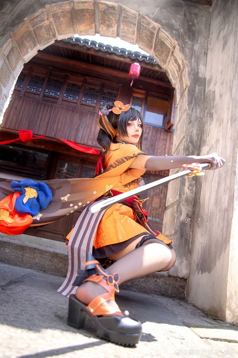 《原神》千织鸣雷裁锦师COS展示