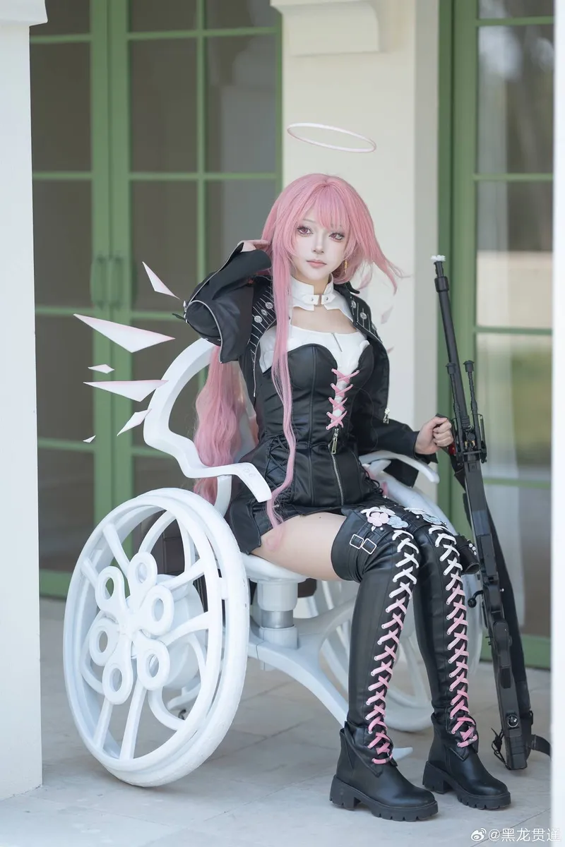 《明日方舟》蕾缪安cosplay展示-轮椅角色精致还原