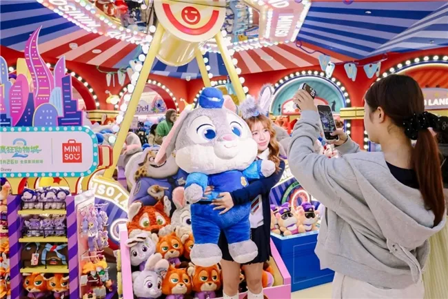 《疯狂动物城2》联名名创优品MINISOLAND开业