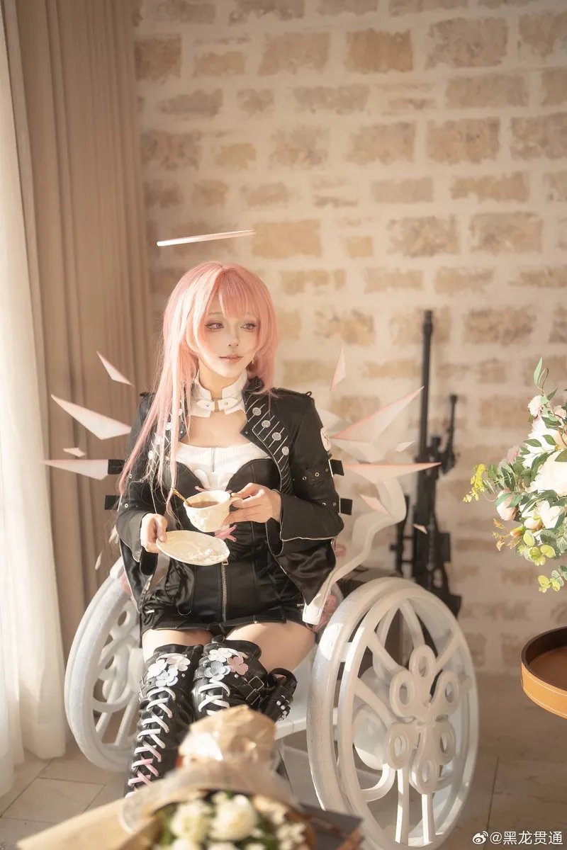 《明日方舟》蕾缪安cosplay展示