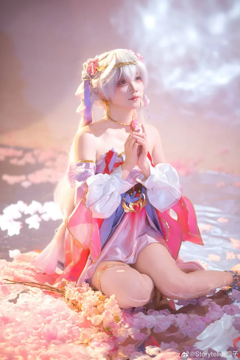 《鸣潮》今汐Cosplay展示