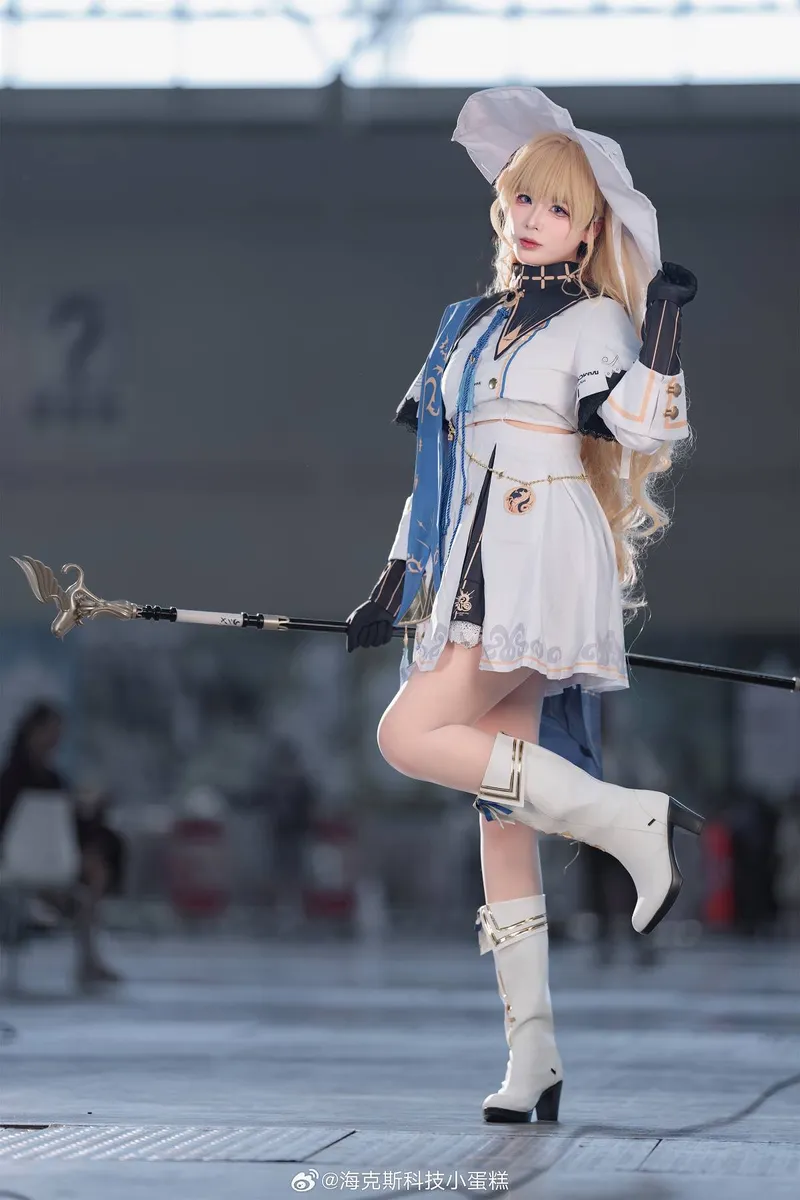 《鸣潮》菲比Cosplay展示