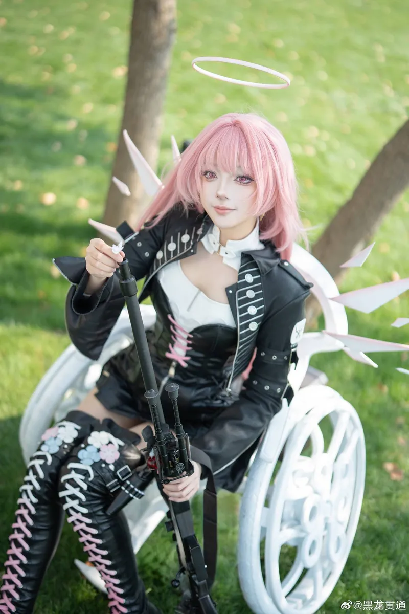 《明日方舟》蕾缪安cosplay展示