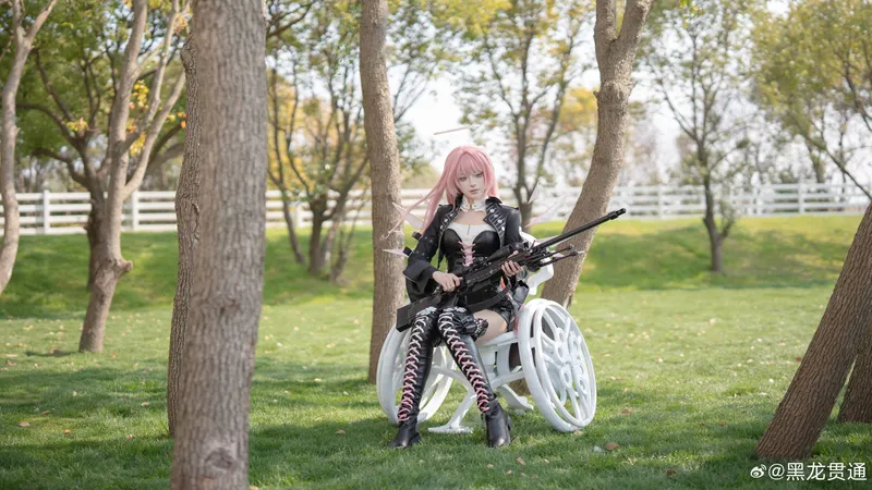 《明日方舟》蕾缪安cosplay展示