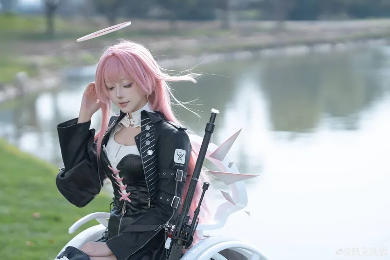 《明日方舟》蕾缪安cosplay展示