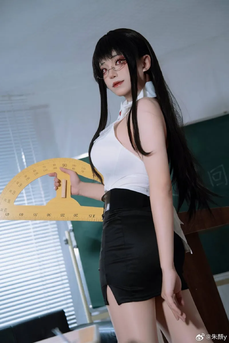 《碧蓝航线》亚尔薇特cosplay-灼热中的秘密展现魅力