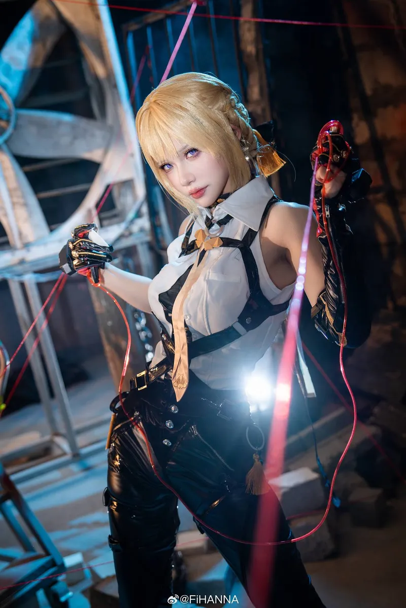 《绝区零》伊芙琳cosplay展示