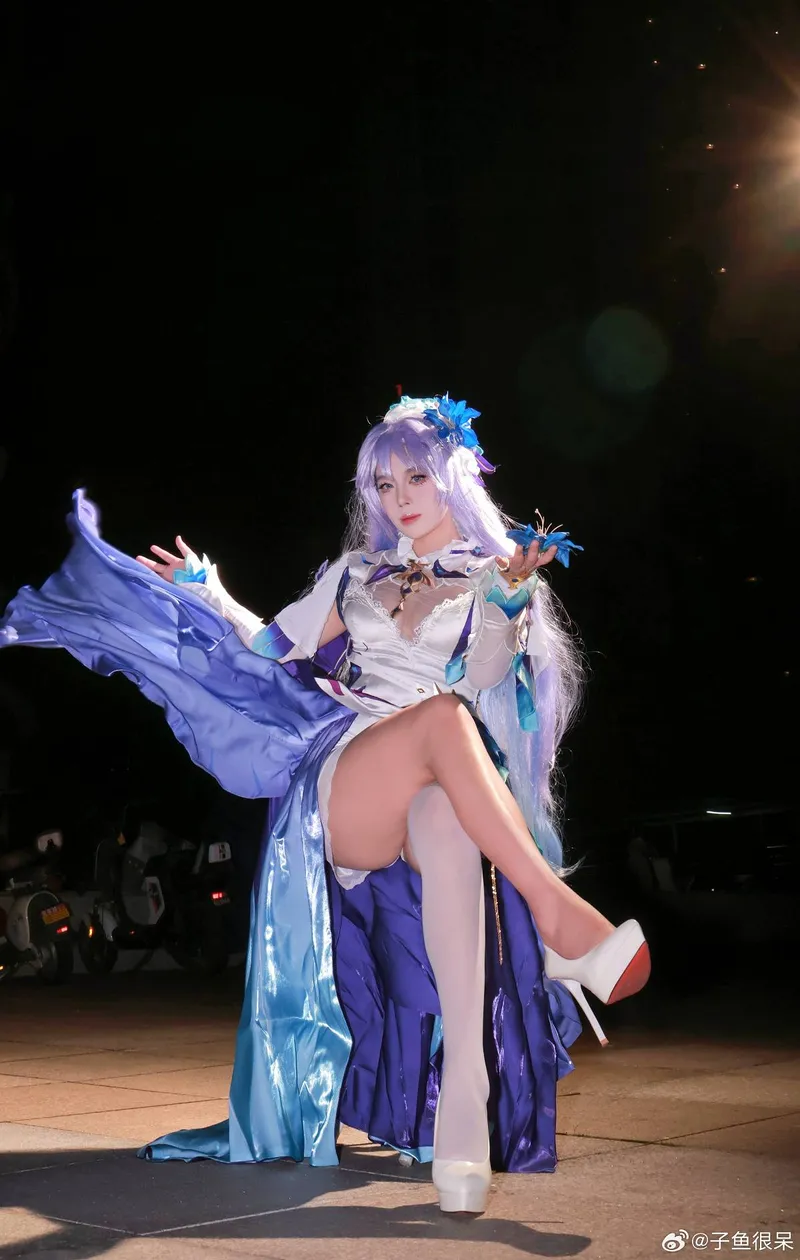 《鸣潮》坎特蕾拉cosplay-危险与魅力的交织