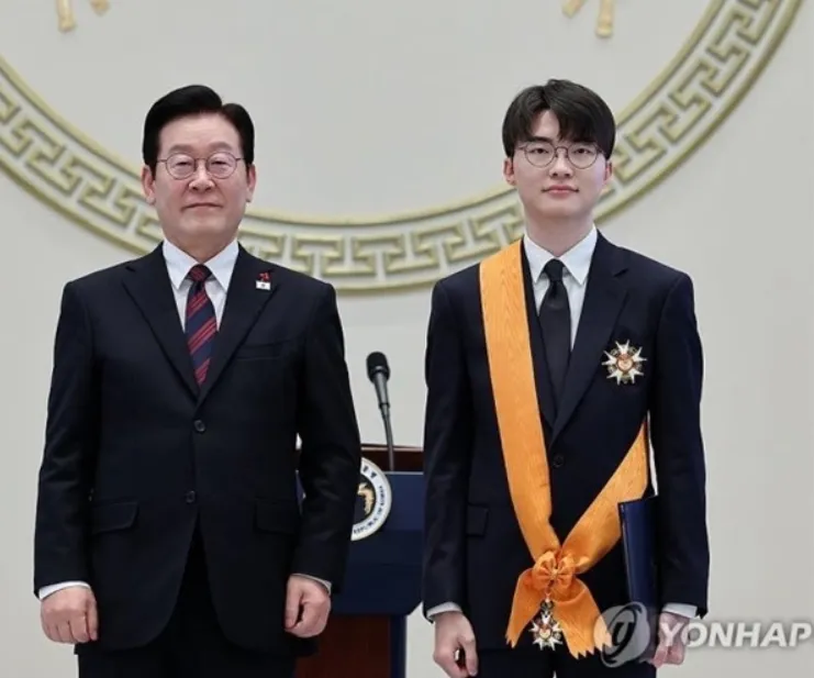 《英雄联盟》传奇选手Faker获青龙勋章