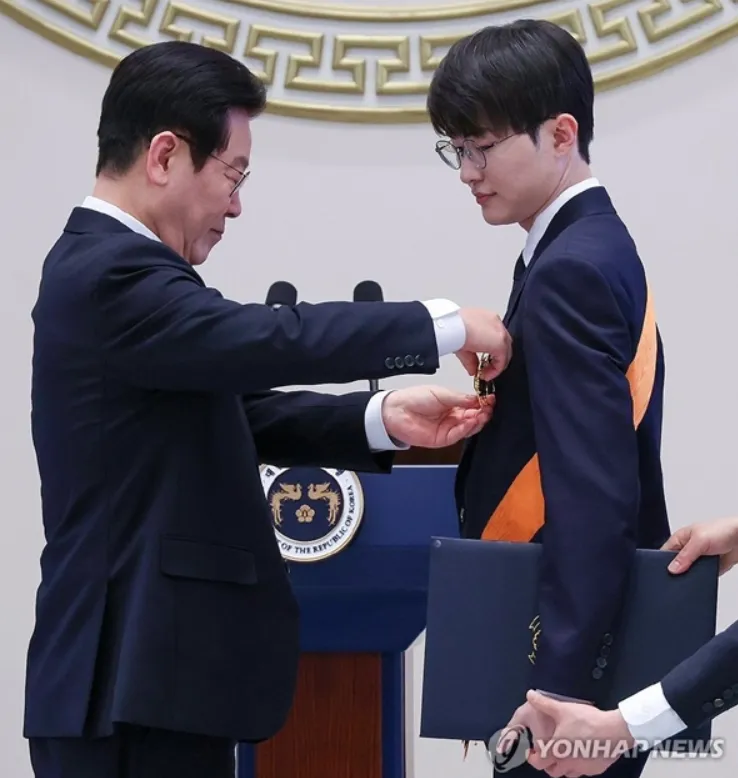 《英雄联盟》传奇选手Faker获青龙勋章