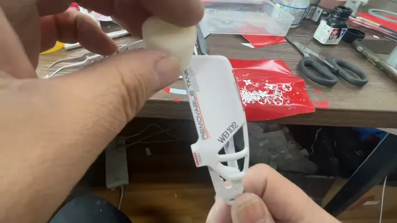 好好个鼠标整成这样，不过还能救一下！鼠标外壳重新涂装。#游戏外设 #鼠标改色 #雷蛇 #毒蝰minise #手工diy