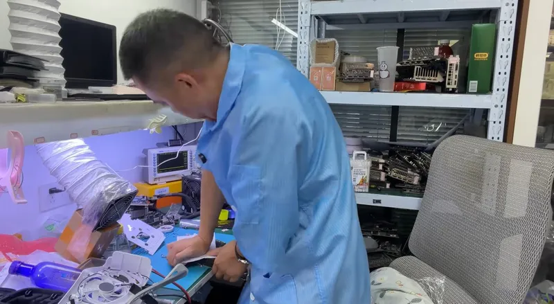 RTX5060Ti显卡遭遇车祸变形