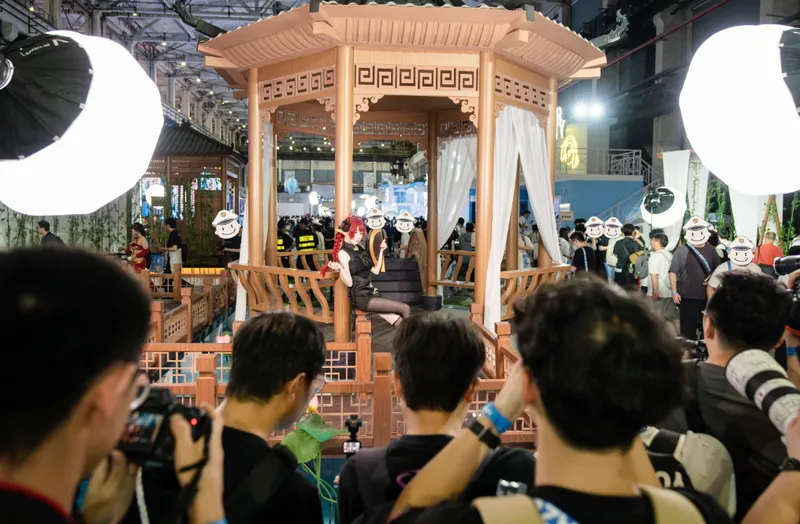 《碧蓝航线》2026港区盛夏清凉节三城巡礼