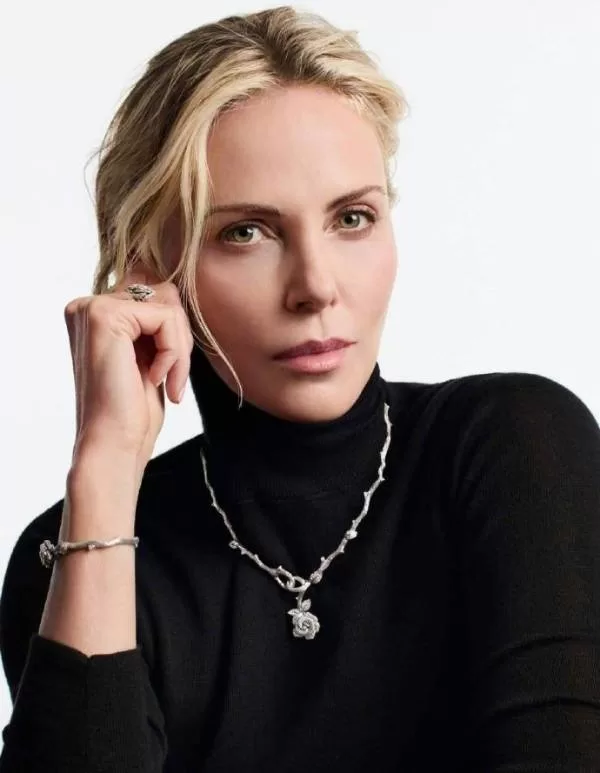 《Apex》新片动态曝光-查理兹·塞隆写真蕾丝紧身衣魅惑造型